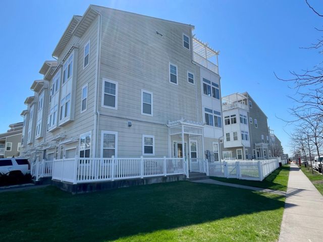  2 BR,  1.50 BTH  Apartment style home in Arverne