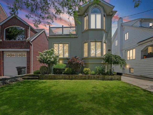 3 BR, 2.00 BTH Contemporary style home in Neponsit