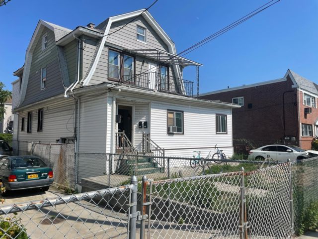  8 BR,  3.00 BTH  Other style home in Arverne
