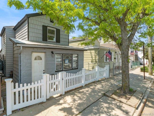  3 BR,  2.00 BTH &nbsp;Cape style home in Broad Channel